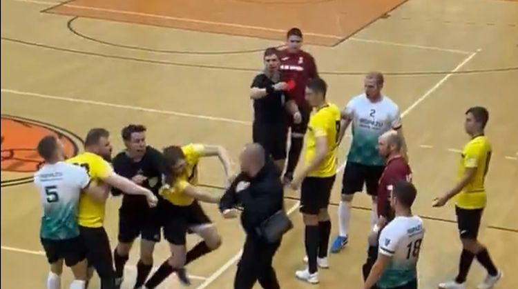 Turpinās kautiņi amatieru sportā – šoreiz ar brutālu nokautu izceļas Rīgas futzāls – Futbols – Sportacentrs.com