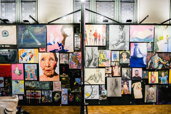 Foto: Mākslas akadēmijā durvis ver ikgadējais studentu darbu tirgus "Jaunmarka" 