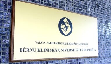 Iespējams, Bērnu slimnīcas mediķa vainas dēļ dzīvību zaudējis bērns / Raksts