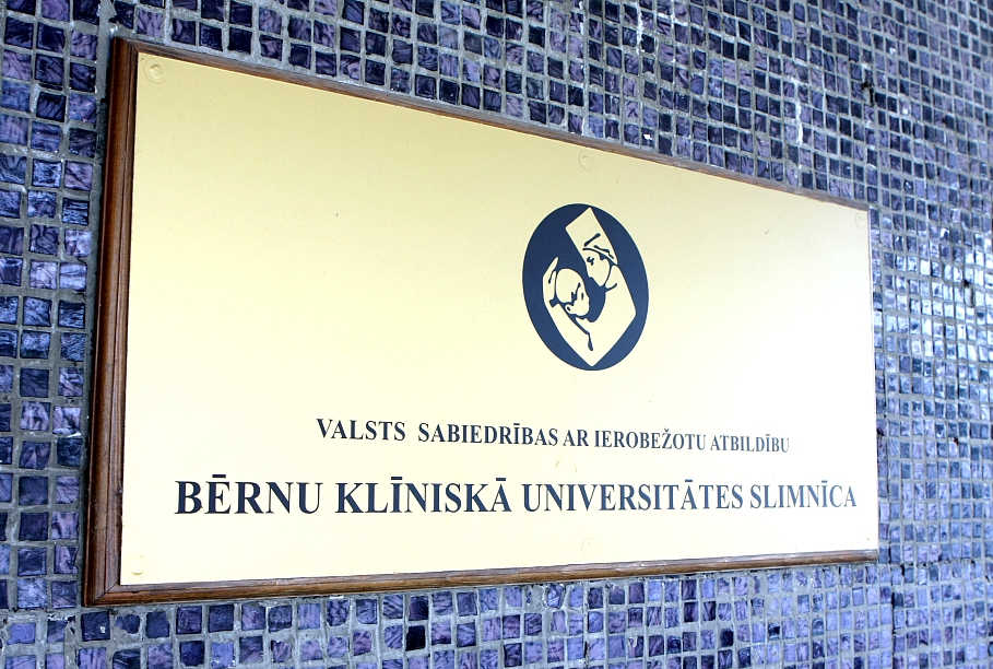 Iespējams, Bērnu slimnīcas mediķa vainas dēļ dzīvību zaudējis bērns / Raksts