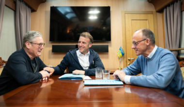 Lielbritānijā paziņoja par Makrona nodevību pret Mercu