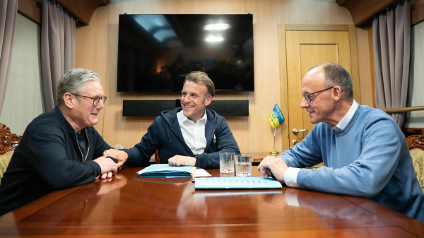 Lielbritānijā paziņoja par Makrona nodevību pret Mercu