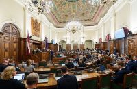 Saeima noteic lielāku atbalstu ģimenēm ar bērniem