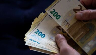 Sieviete veikalā uzmēra jaku un piedzīvo mūža pārsteigumu – atradums kabatā mainīja visu