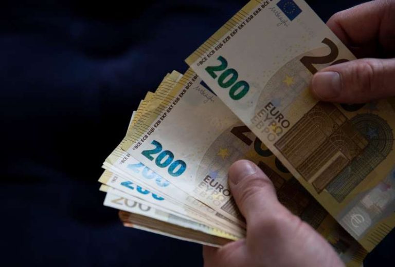 Sieviete veikalā uzmēra jaku un piedzīvo mūža pārsteigumu – atradums kabatā mainīja visu