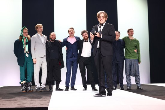 Audzis pieprasījums un cenas uz godalgoto izrādi "Alfas"; situāciju skaidro DDT vadītāja