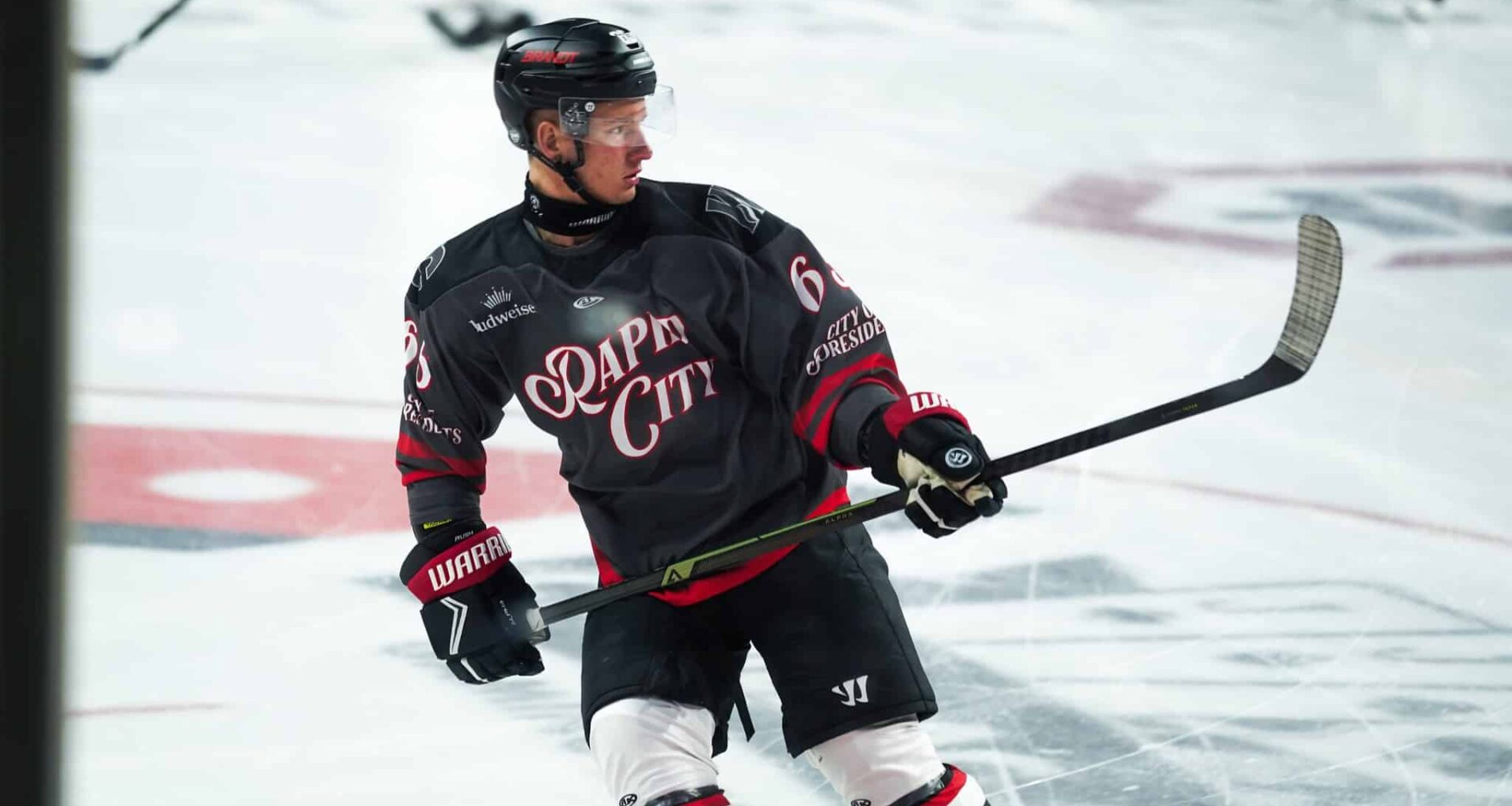 Palīdzēja Latvijas izlases trenera atsauksmes - 2023. gada PČ bronzas medaļnieks atgriežas Eiropā