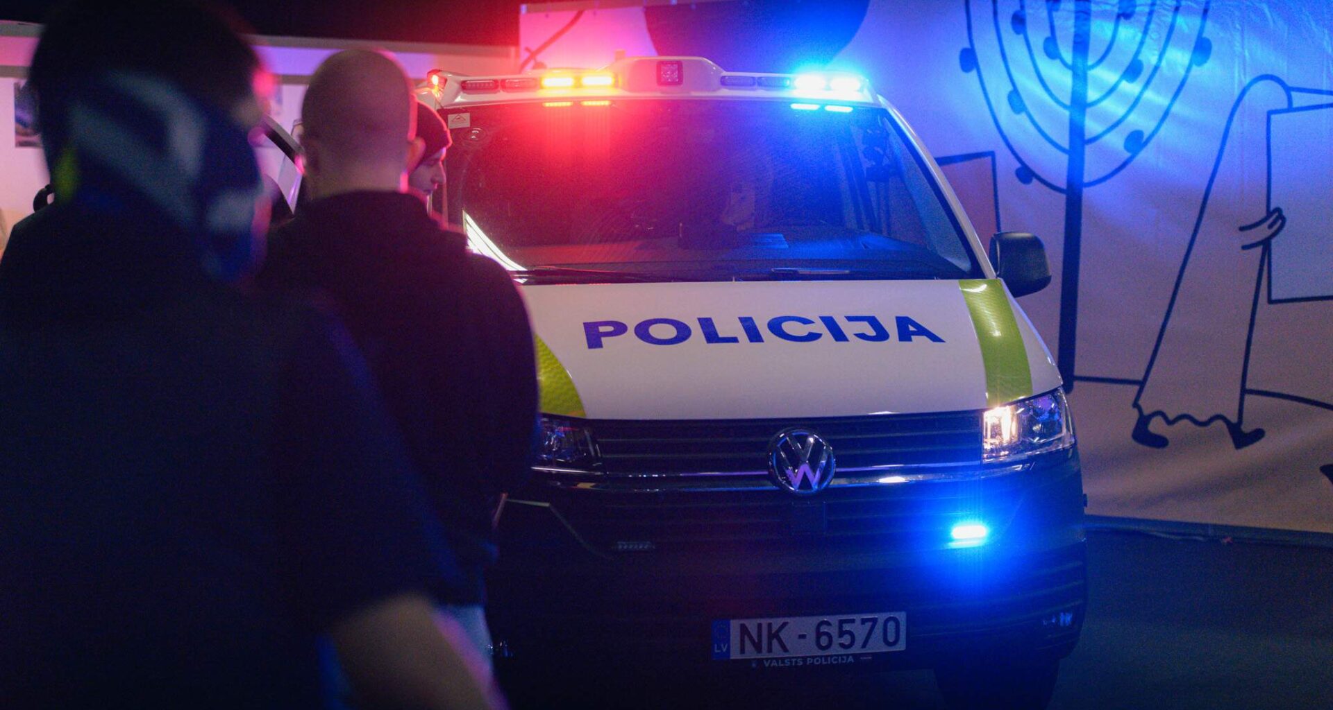 Cēsu novadā policija naktī aptur desmitgadnieka stūrētu auto ar piedzērušos tēvu tajā - LA.LV