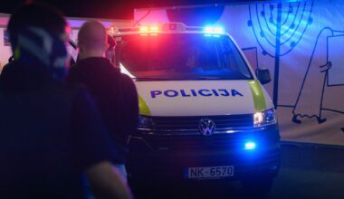 Cēsu novadā policija naktī aptur desmitgadnieka stūrētu auto ar piedzērušos tēvu tajā - LA.LV