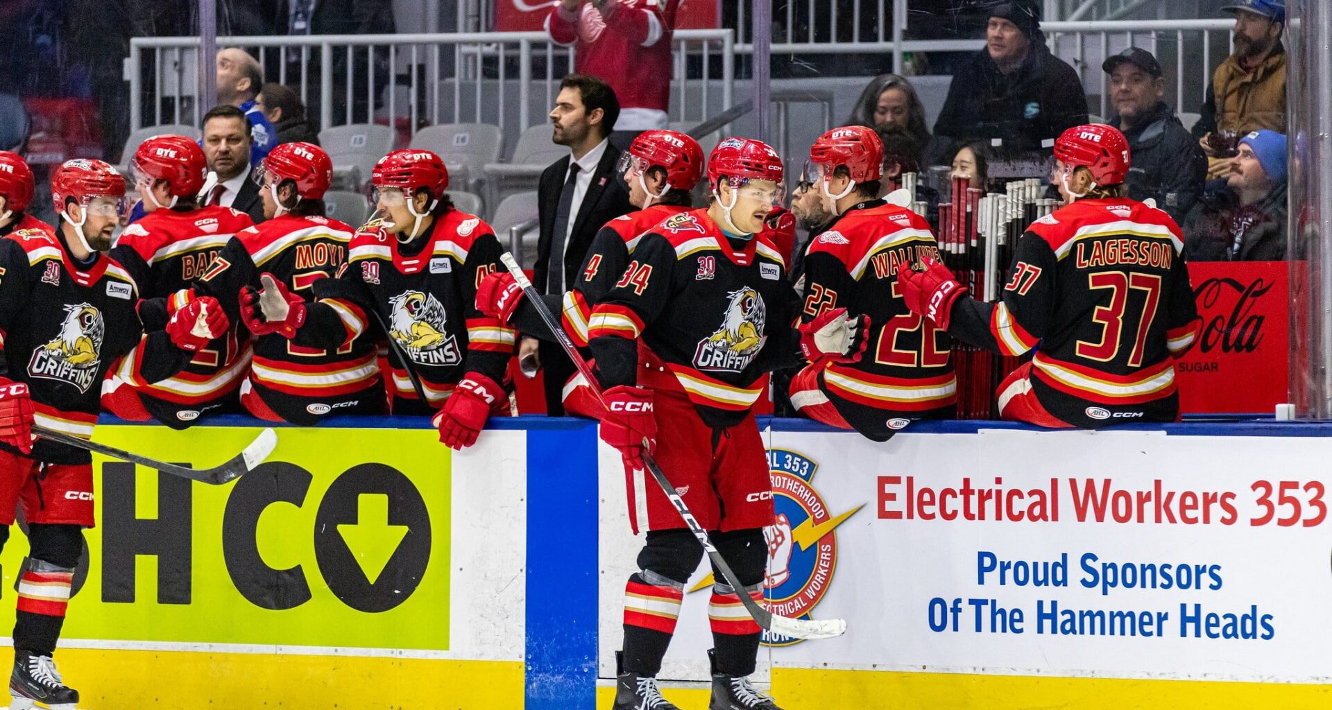 Tralmaks negrasās apstāties un atkal triec ripu pretinieku vārtos AHL mačā