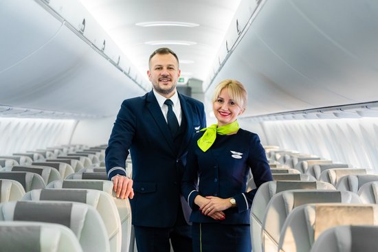 "airBaltic" izsludinājusi 200 stjuartu vakances – kāda ir alga? 
