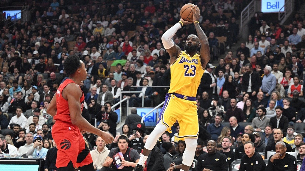 Lebrons ar piespēli uz uzvaras metienu pārtrauc nepilnus 19 gadus ilgo rekordsēriju – Basketbols – Sportacentrs.com