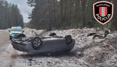 FOTO. “Rumaks” nolikts augšpēdus uz līdzenas vietas! Ropažu policija publicē foto un brīdina šoferus