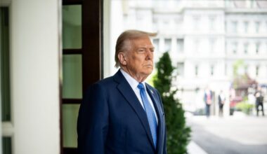 Tramps devis Maduro nedēļu Venecuēlas pamešanai, norāda avoti