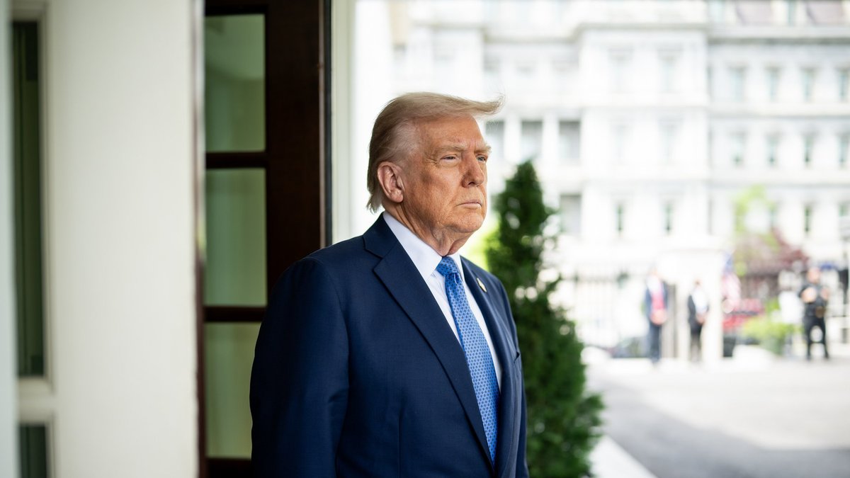 Tramps devis Maduro nedēļu Venecuēlas pamešanai, norāda avoti