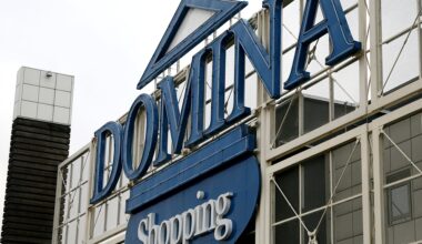 «Domina Shopping» un «Akropole Alfa» novākti tukšo alkoholisko dzērienu pudeļu stendi egļu formā / Raksts