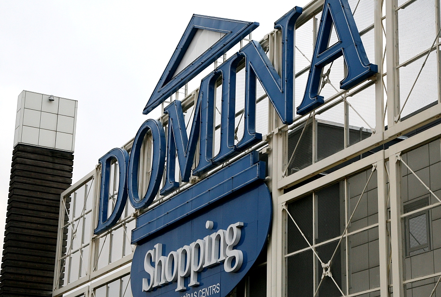 «Domina Shopping» un «Akropole Alfa» novākti tukšo alkoholisko dzērienu pudeļu stendi egļu formā / Raksts