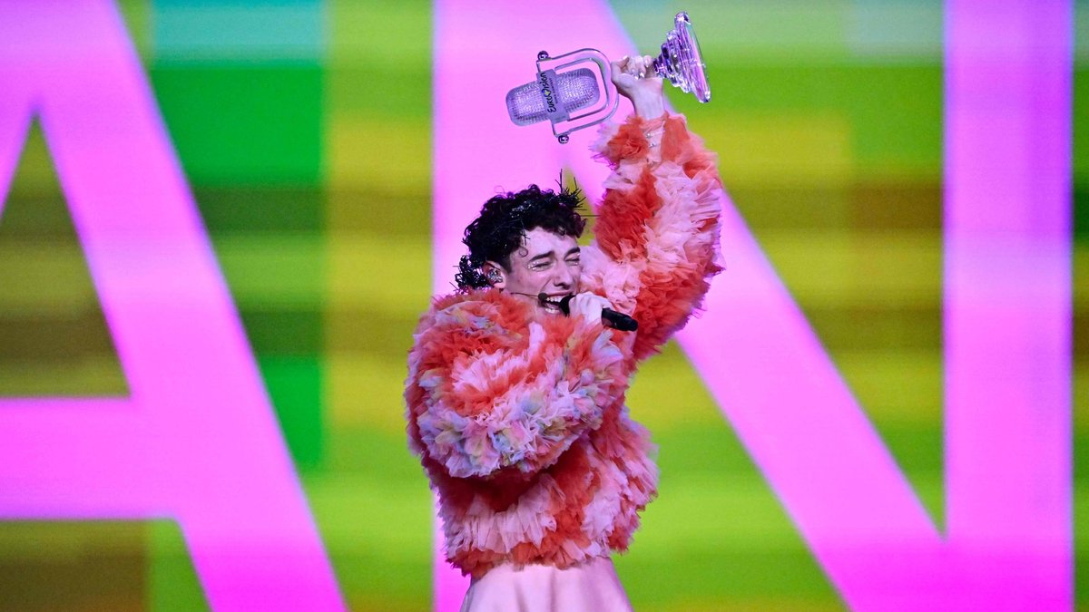 Eirovīzijas uzvarētājs Nemo paziņo, ka Izraēlas dalības dēļ atgriezīs trofeju