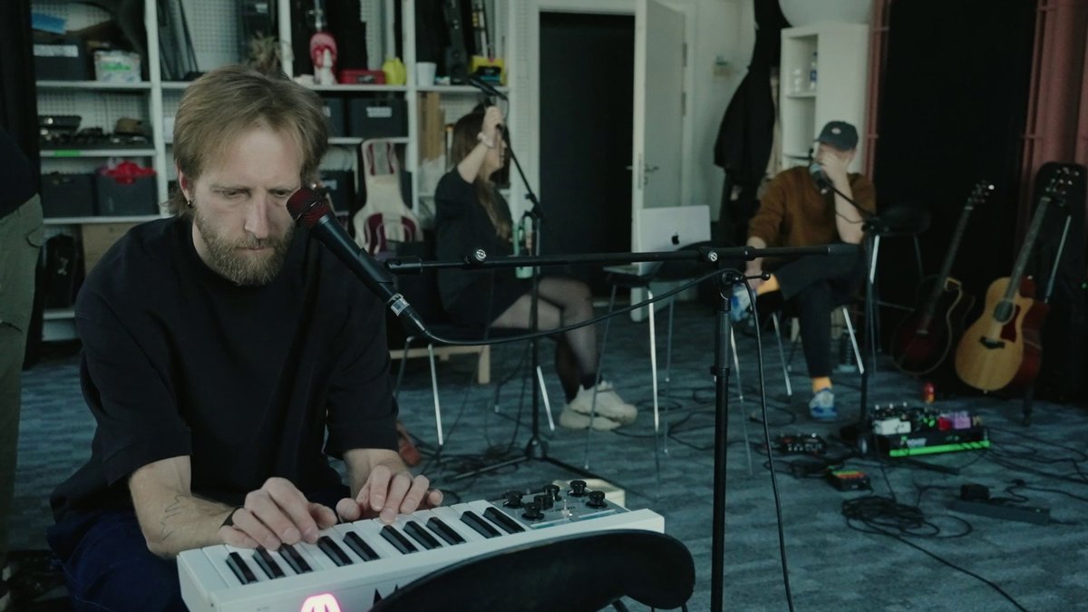 Noskaties! "Astro’n'out" miniseriāla trešā sērija – gatavošanās tūrei un eksperimenti