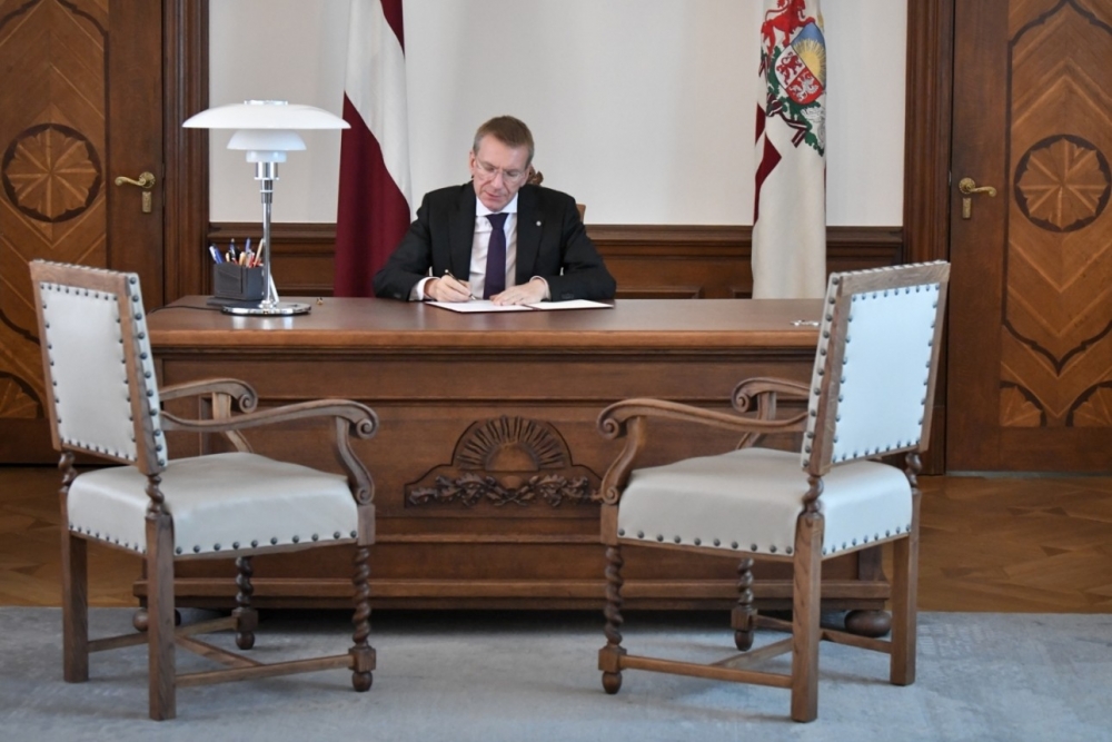 Valsts prezidents Saeimai otrreizējai caurlūkošanai nodod likumu “Grozījumi Autoceļu lietošanas nodevas likumā”