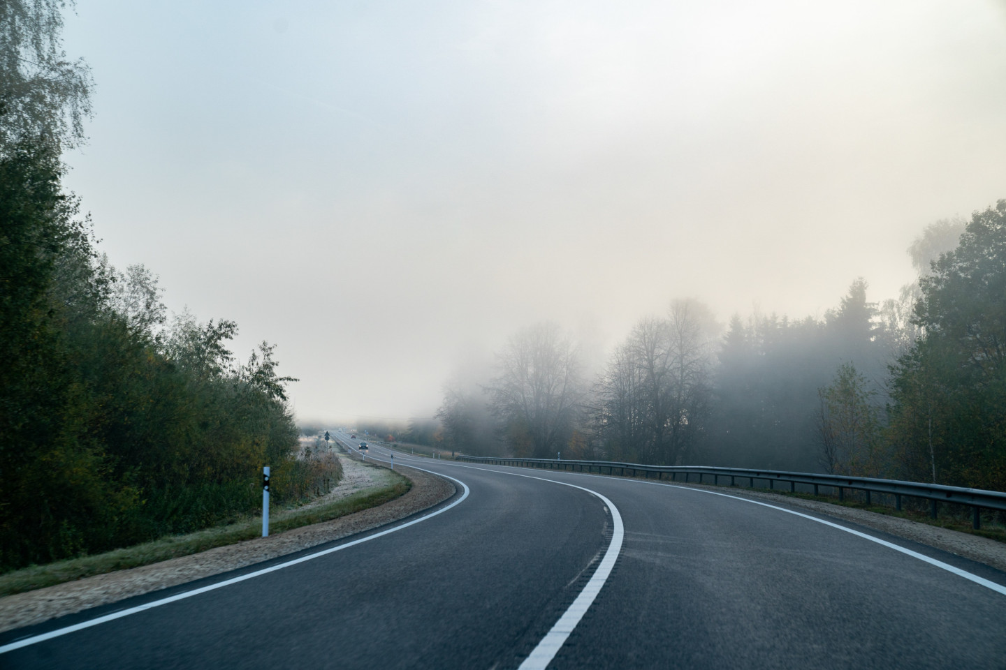 Autovadītāju ievērībai: šorīt vietām Latgalē un Zemgalē autoceļi apledo, strādā 12 ziemas tehnikas vienības 