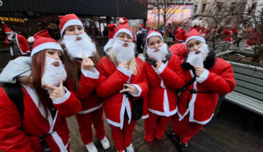Rīgā Ziemassvētku vecīšu labdarības skrējienu