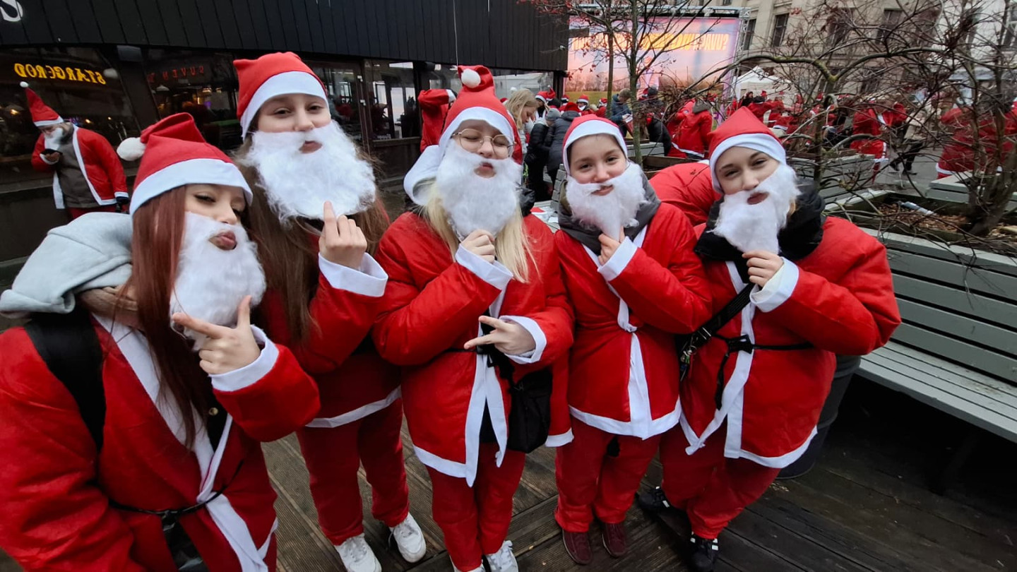 Rīgā Ziemassvētku vecīšu labdarības skrējienu