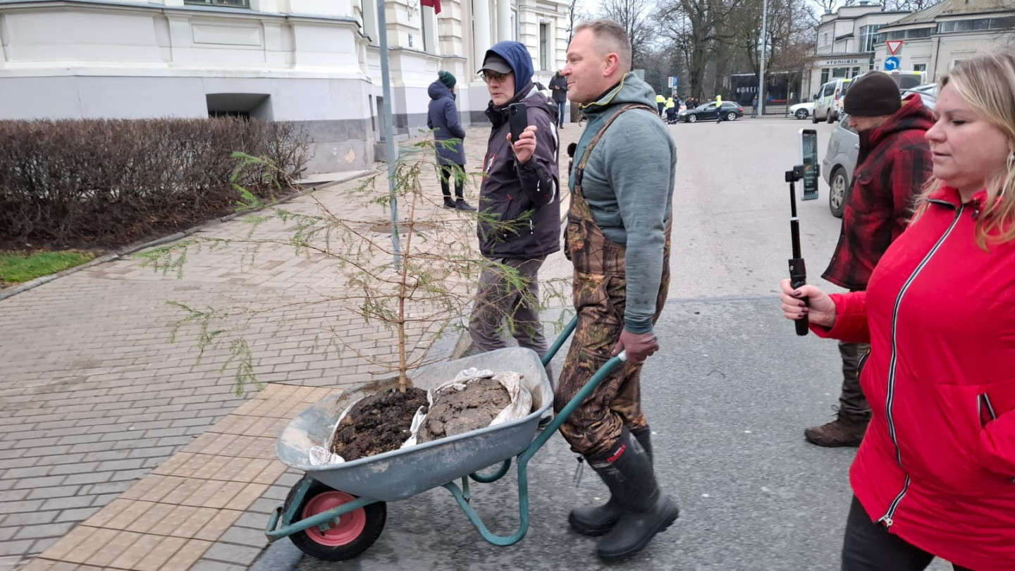 Autoceļu nodeva komercauto: sabiedrības protests un deputātu priekšlikumi