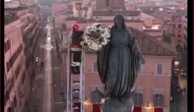 Ugunsdzēsēji pa 30 m garām kāpnēm kāpj "debesīs"