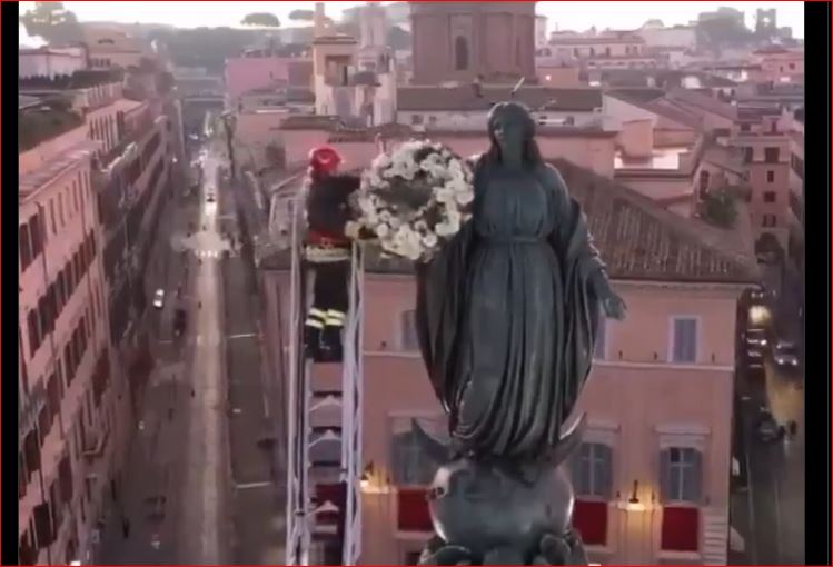 Ugunsdzēsēji pa 30 m garām kāpnēm kāpj "debesīs"