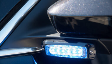 VIDEO. Mēģinot izraisīt sānslīdi, jaunieši izraisa avāriju