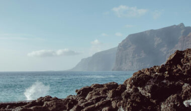 Tenerifē milzu vilnis okeānā cilvēkus jūrā – bojāgājušie un cietušie