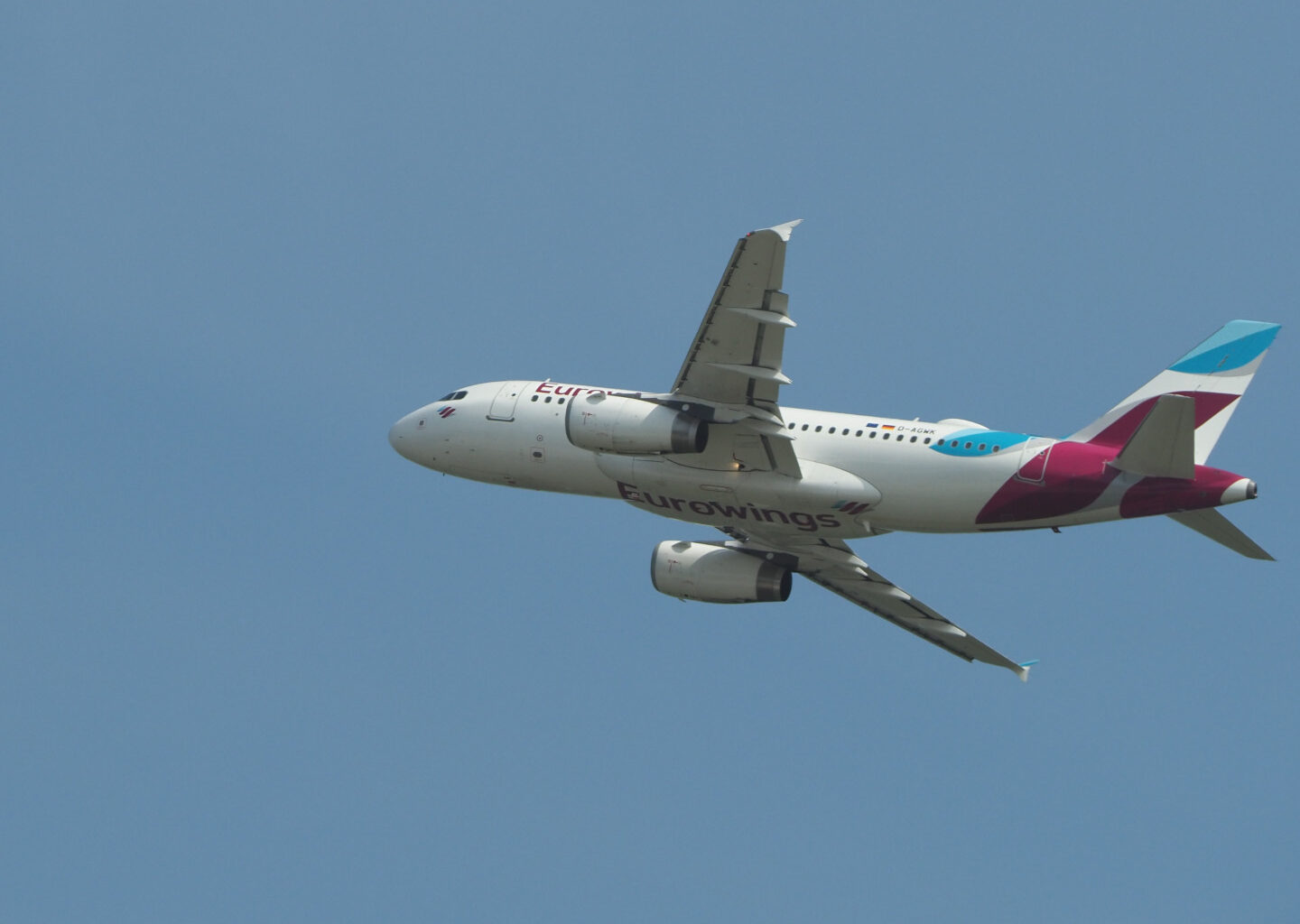 Pasažieris mirst lidojumā: Eurowings reiss veic ārkārtas nosēšanos