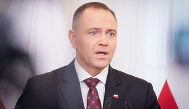 FOTO. Karola Navrocka vizīti Latvijā aizēno "netīra" uzņemšana