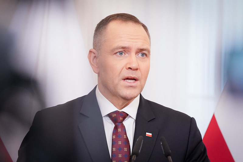 FOTO. Karola Navrocka vizīti Latvijā aizēno "netīra" uzņemšana