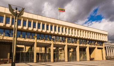 Strīdīgais balsojums par LRT likumu iestrēgst; komitejas vadītāju nogādā slimnīcā - NRA