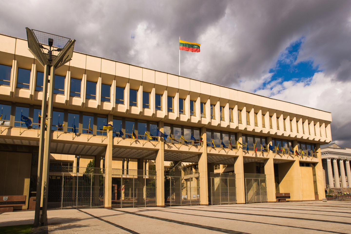 Strīdīgais balsojums par LRT likumu iestrēgst; komitejas vadītāju nogādā slimnīcā - NRA