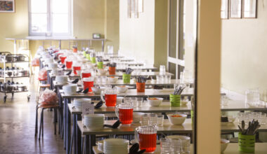 Ministrs un Rojs Puķe pārbauda skolas pusdienas Jūrmalā