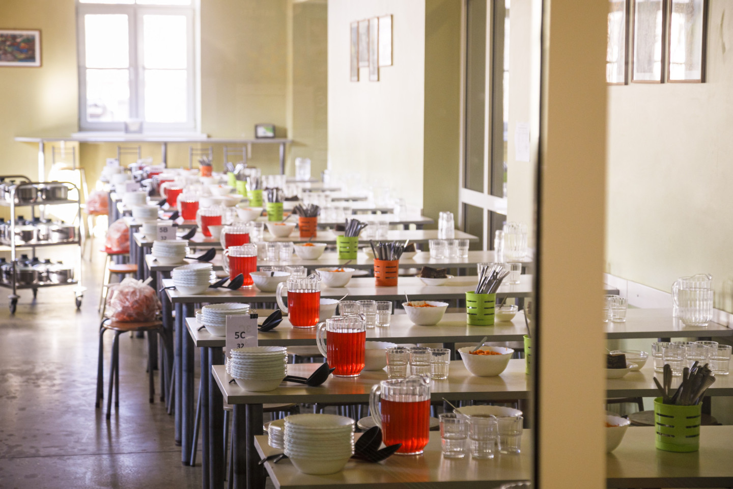 Ministrs un Rojs Puķe pārbauda skolas pusdienas Jūrmalā