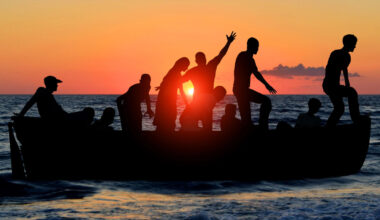 Krētā ierodas simtiem migrantu - nra.lv