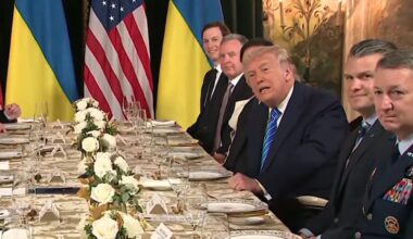 VIDEO. Tramps publiski aizsūta žurnālistus ēst