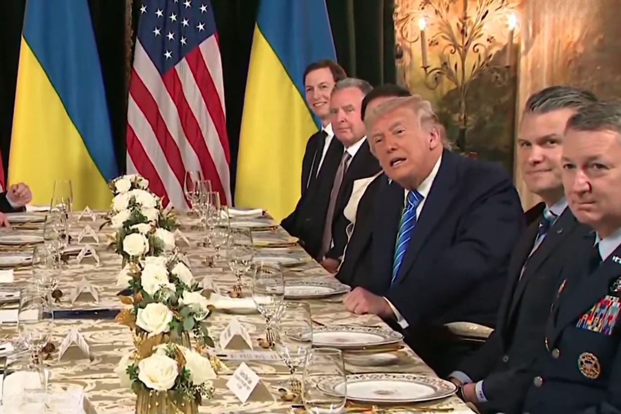 VIDEO. Tramps publiski aizsūta žurnālistus ēst