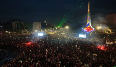 Tūkstošiem cilvēku Damaskā svin pirmo gadadienu kopš Asada gāšanas