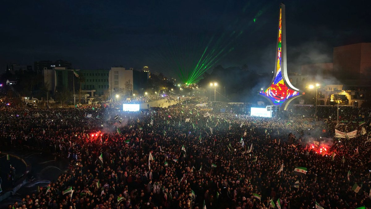 Tūkstošiem cilvēku Damaskā svin pirmo gadadienu kopš Asada gāšanas