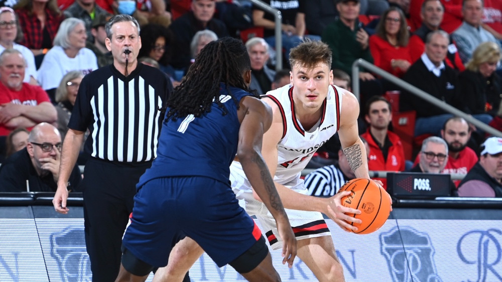 Roberts Blūms sasniedz NCAA karjeras rezultativitātes rekordu Karija klātbūtnē – Basketbols – Sportacentrs.com