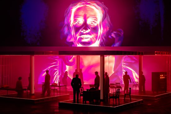 Tehnoloģijas saturam vai grandiozam šovam? Recenzija par izrādi "Orākuls" Dailes teātrī