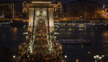 Tūkstošiem ungāru izgājuši ielās saistībā ar vardarbības skandālu pret bērniem