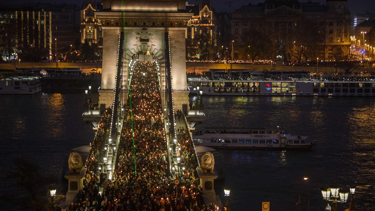 Tūkstošiem ungāru izgājuši ielās saistībā ar vardarbības skandālu pret bērniem