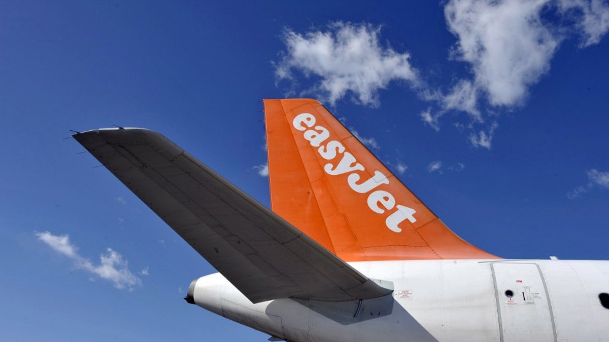 "EasyJet" lidmašīnā mirusi sieviete. Pasažieri uzskata, ka tas noticis jau pirms iekāpšanas