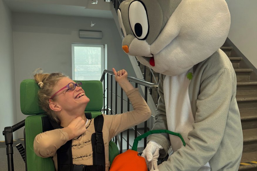 "Palīglīdzekļi bērniem nav luksuss": kāpēc daudzām ģimenēm joprojām jācīnās par to, kas ir vitāli nepieciešams